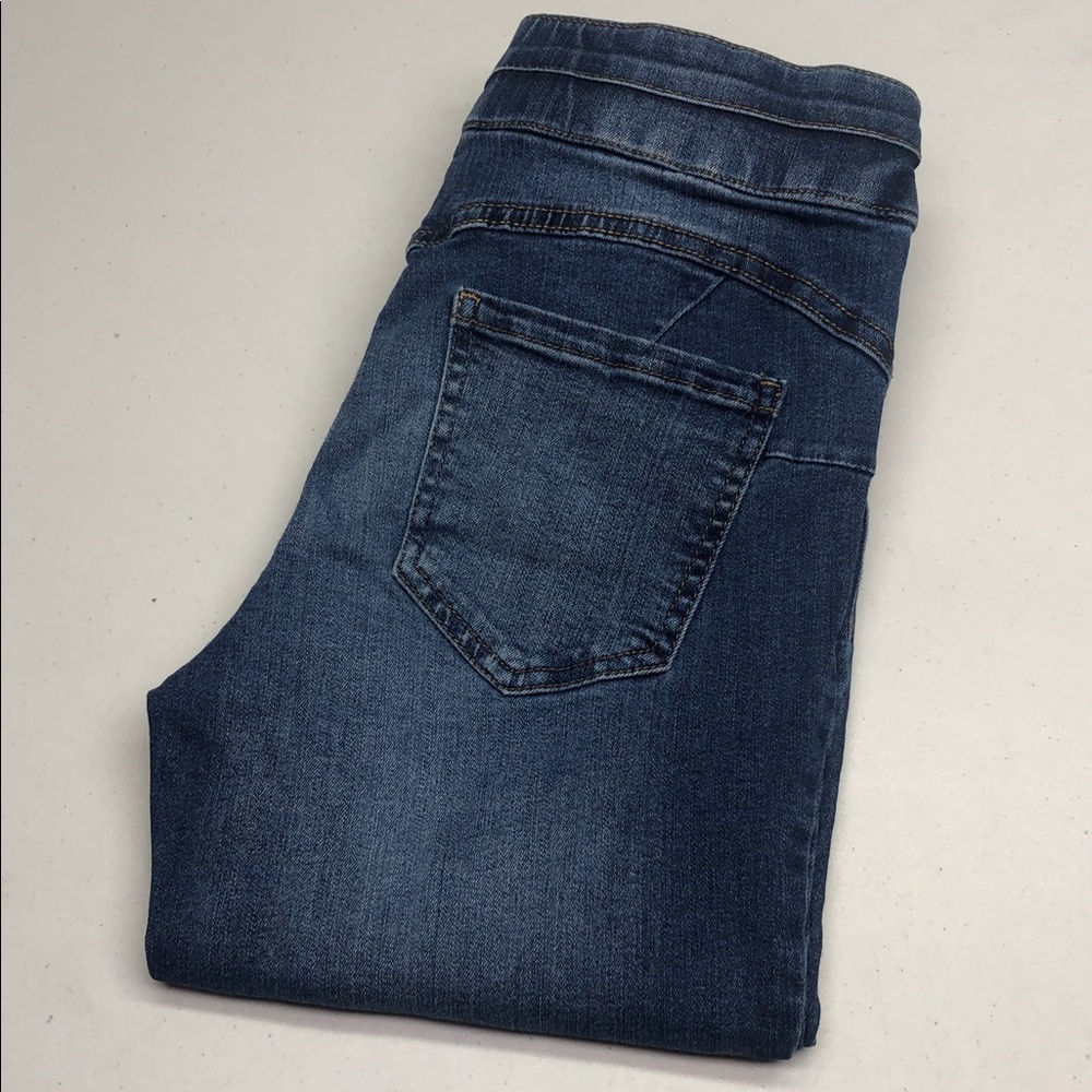 LIKE NEW D. JEANS HIGH-RISE CAPRIS 4/27x17 ⭐️